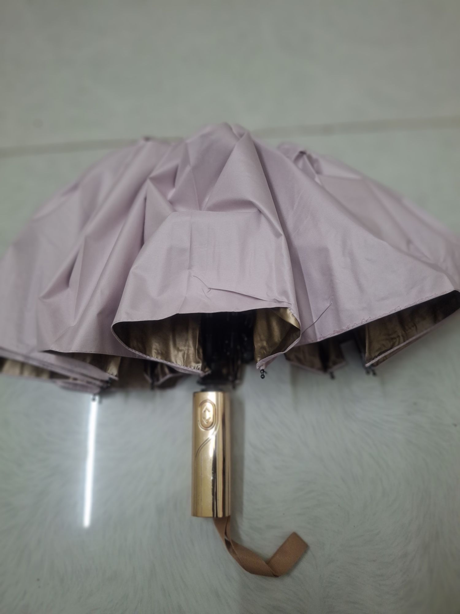 Picture of Luxury 10 Ribs Automatic 3 Folding Umbrella Titanium Gold Sunshade Umbrella with Gold Metal Handle