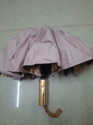 Picture of Luxury 10 Ribs Automatic 3 Folding Umbrella Titanium Gold Sunshade Umbrella with Gold Metal Handle