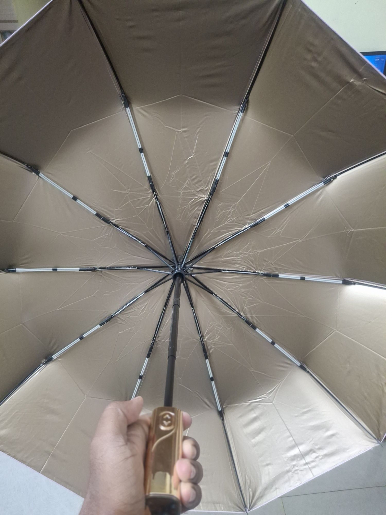 Picture of Luxury 10 Ribs Automatic 3 Folding Umbrella Titanium Gold Sunshade Umbrella with Gold Metal Handle
