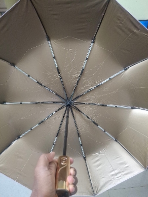 Picture of Luxury 10 Ribs Automatic 3 Folding Umbrella Titanium Gold Sunshade Umbrella with Gold Metal Handle