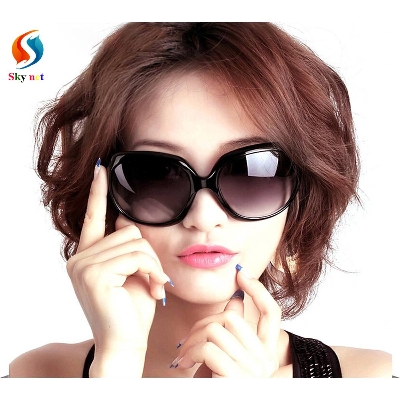 Picture of Classic Sunglasses Fashionable Design for Women
