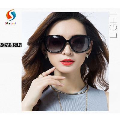 Picture of Classic Sunglasses Fashionable Design for Women