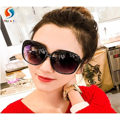 Picture of Classic Sunglasses Fashionable Design for Women