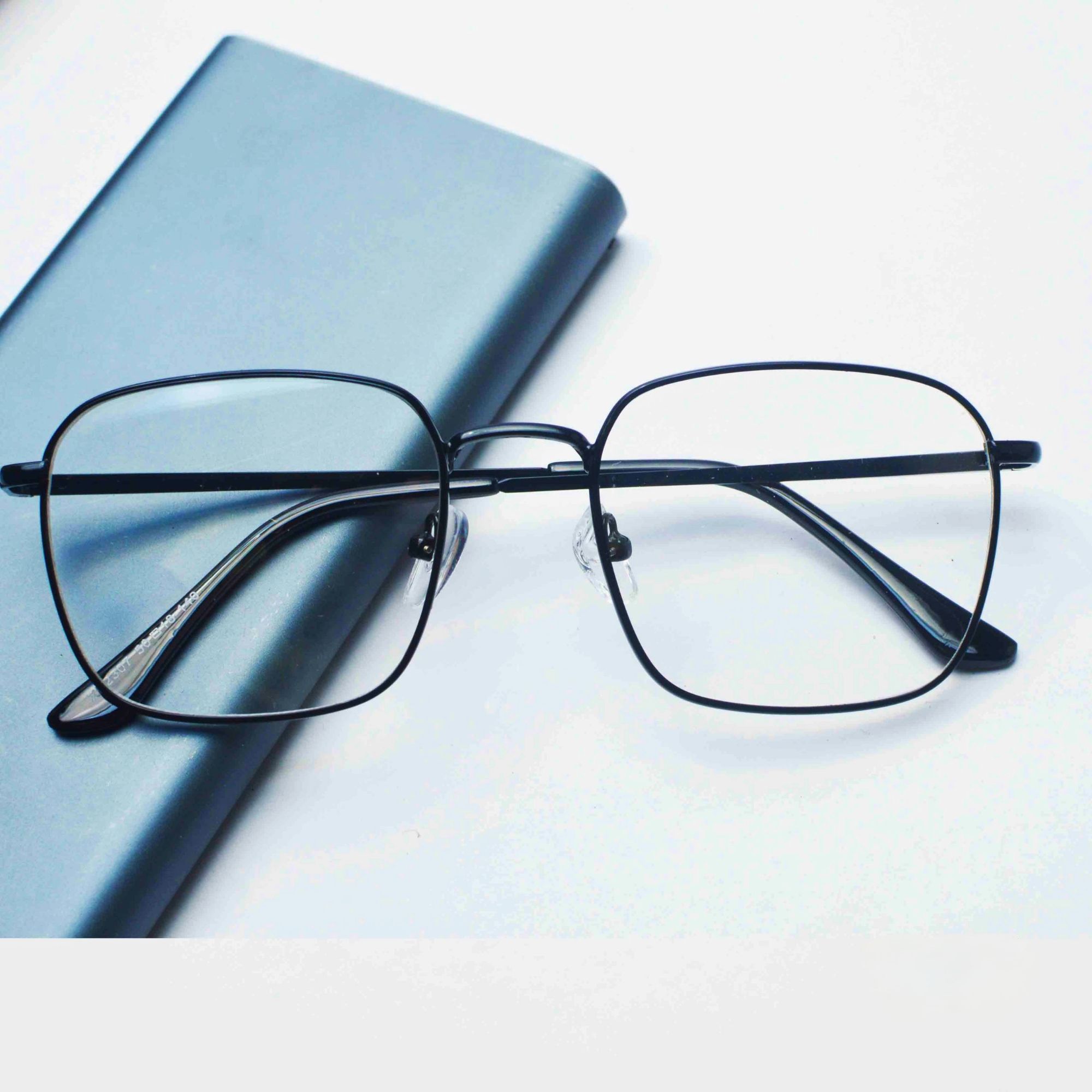 Picture of Eyewear Black Metal Square Shaped Retro Classic Glass Frame Men Women Spectacle Frame Reading glass Unisex Optical Eyewear