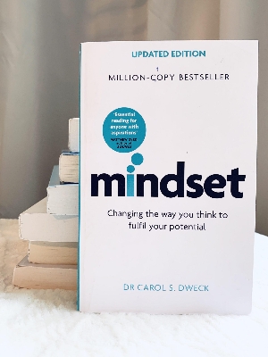 Picture of Mindset: The New Psychology of Success by Carol Dweck (Paperback)