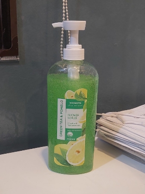 Picture of International Thailand product Body wash Shower scrub Watsons GREEN TEA AND POMELO used for male / female - 700 ml