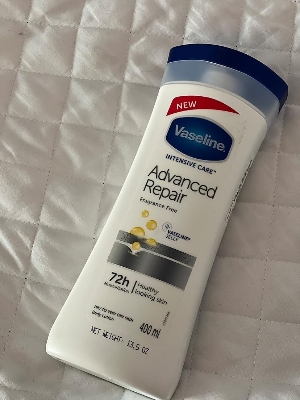 Picture of Any season used International South African Product Vaseline Lotion Advanced repair white color for male / female - 400 ml