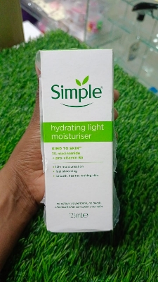 Picture of 125 ml Simple hydrating light moisturiser International UK product used for male female