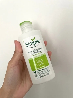 Picture of 125 ml Simple hydrating light moisturiser International UK product used for male female