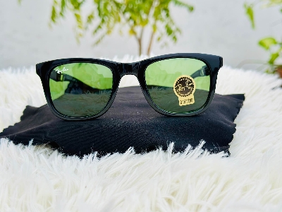 Picture of Rayban wayfer sunglasses for a men 100% UV protection glass