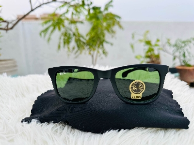 Picture of Rayban wayfer sunglasses for a men glocey 100% UV protection glass