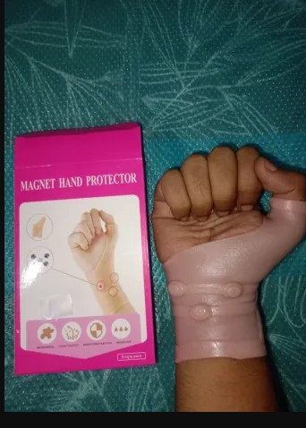 Picture of 1pcs And 6 Magnets Magnetic Silicone Gloves Gel Thumb Wrist Gloves