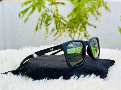 Picture of Rayban wayfer sunglasses for a men 100% UV protection glass glocey