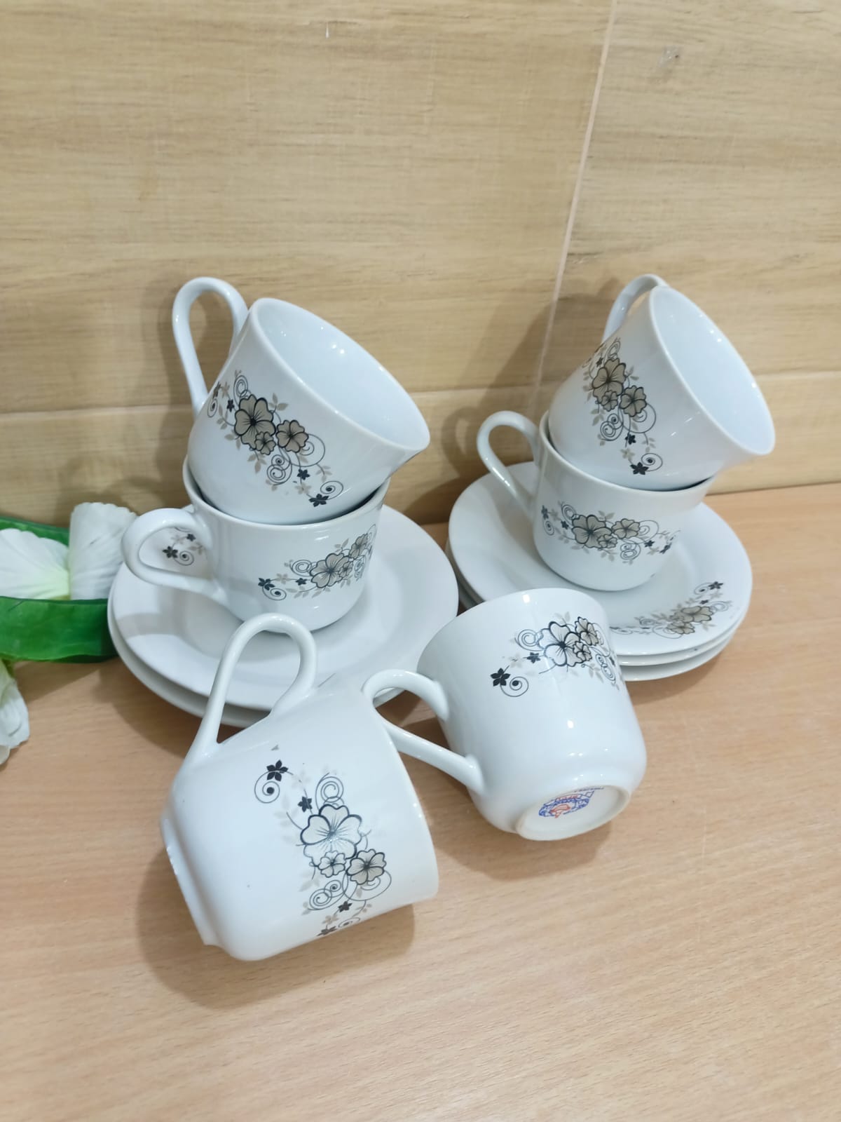 Picture of 32 picec white colour ceramic dinner set