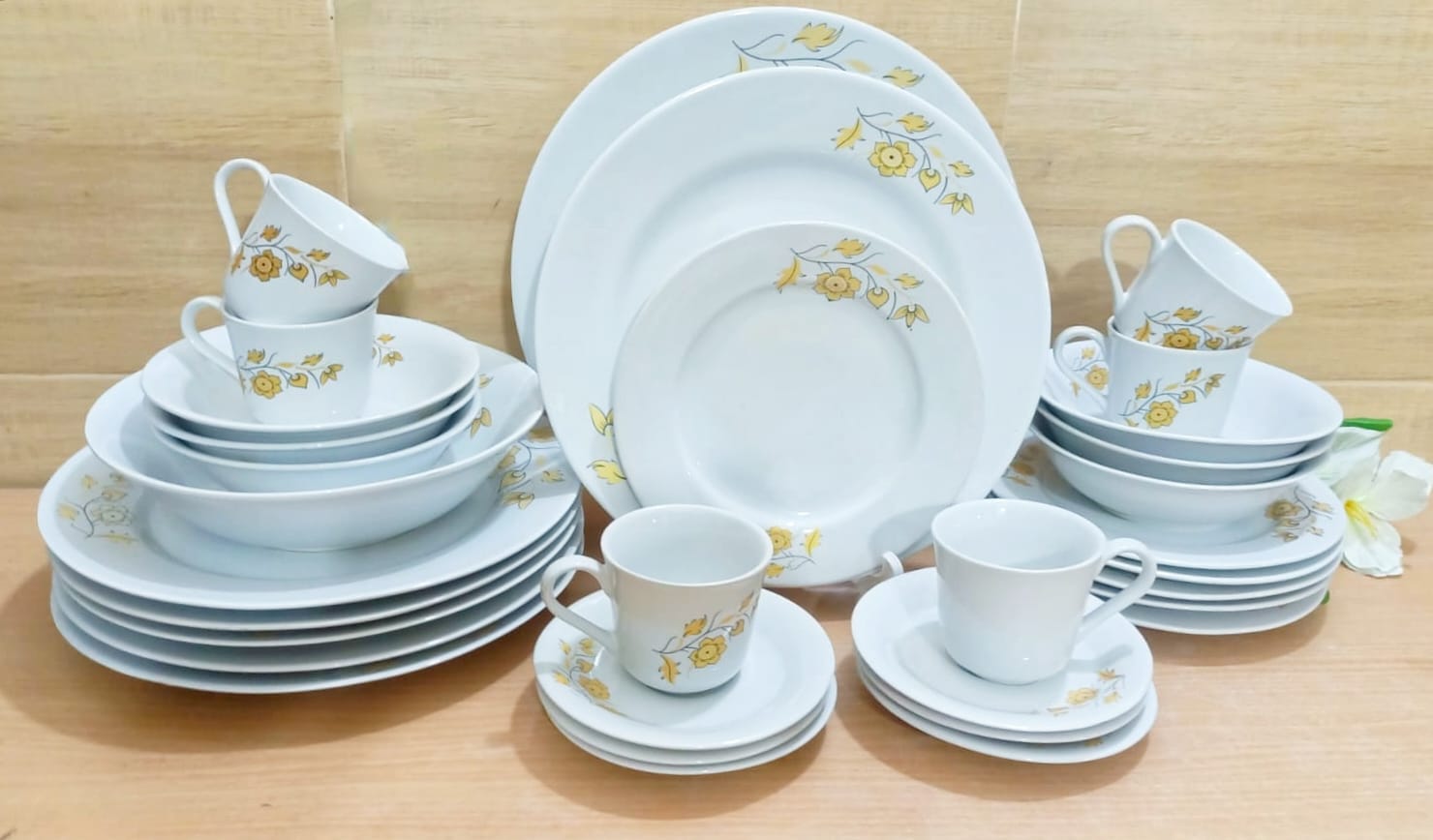 Picture of 32 piece ceramic dinner set