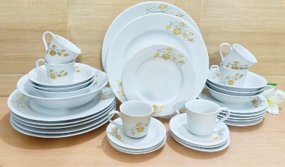 Picture of 32 piece ceramic dinner set