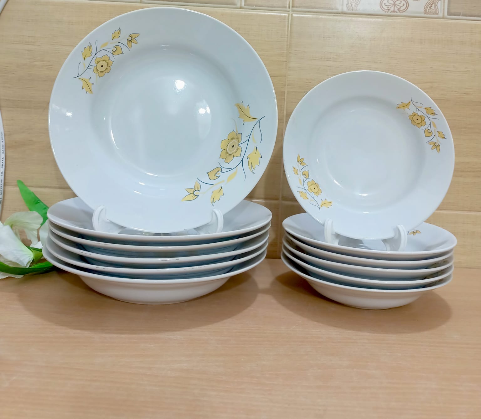 Picture of 32 piece ceramic dinner set