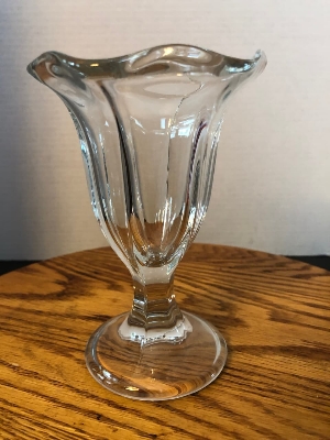 Picture of 4 vintage soda Fountain Ice Cream Parlo \Sundae sherbet parfait dish clear glass H&S