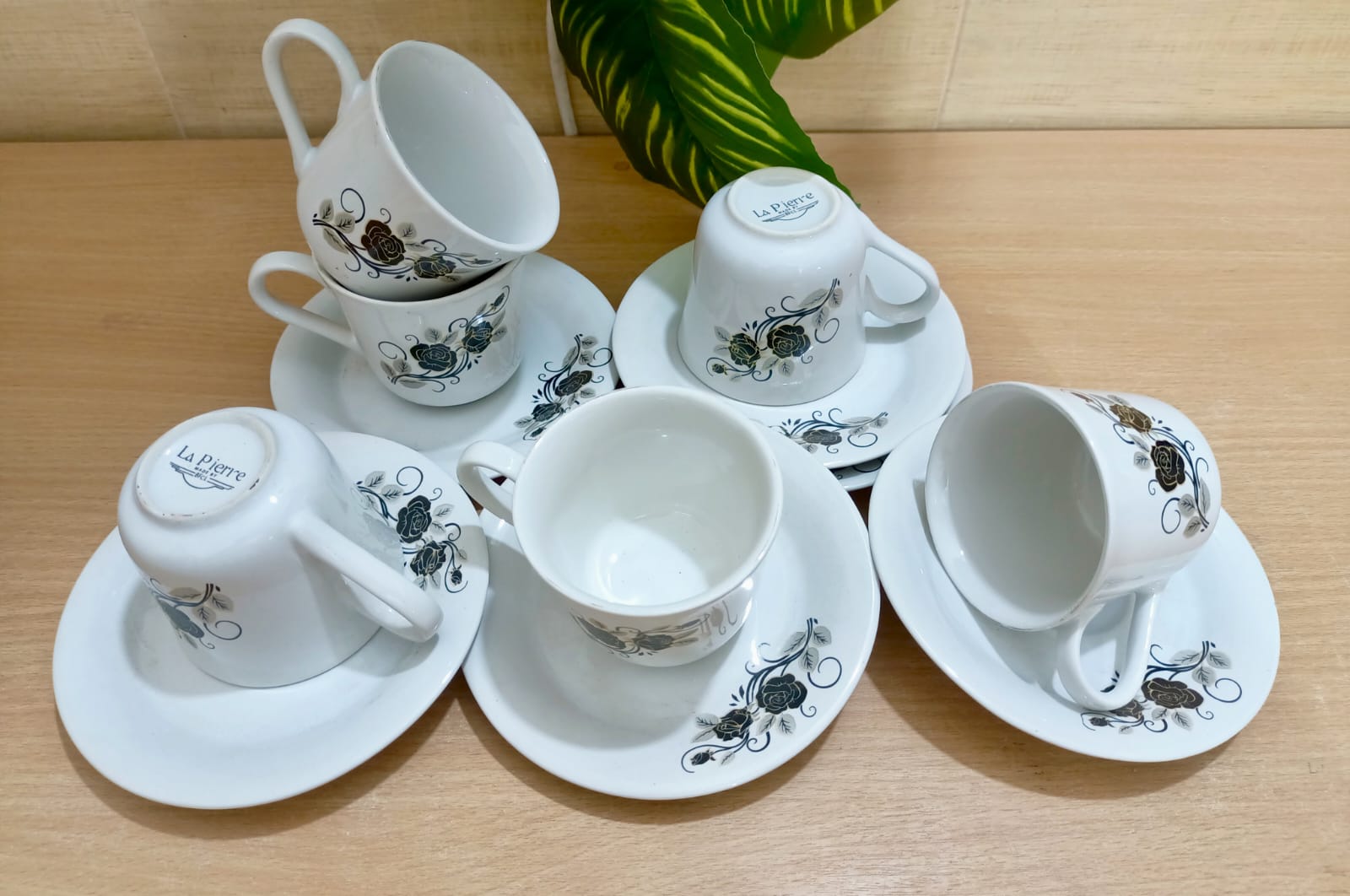 Picture of 27 Pieces white black print  Design Dinner Set