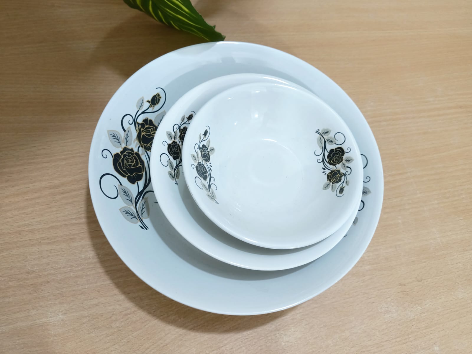 Picture of 27 Pieces white black print  Design Dinner Set