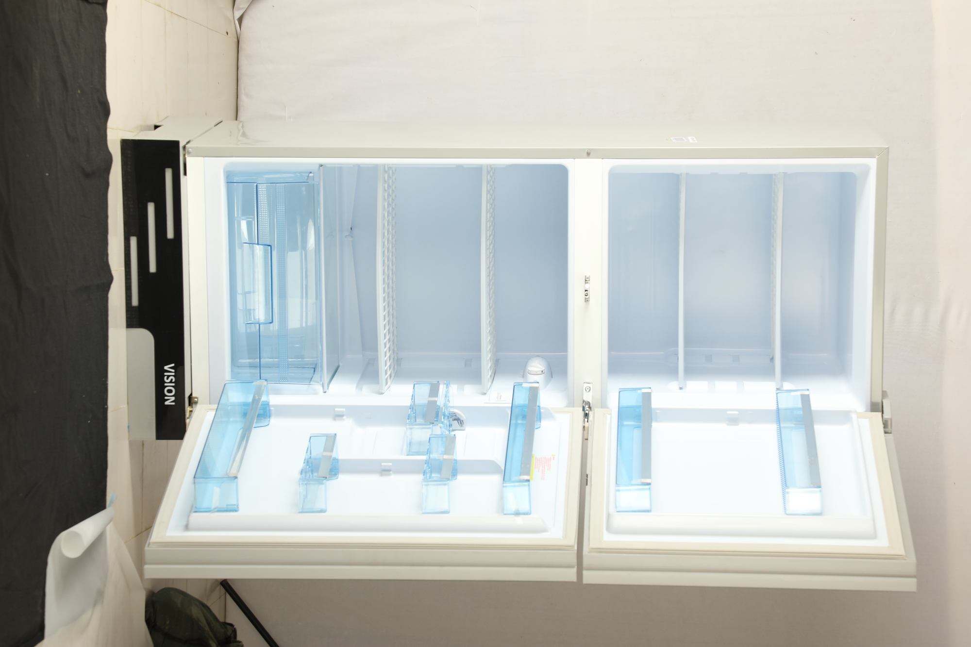 Picture of VISION Glass Door Refrigerator RE-280 Liter Black Top Mount 