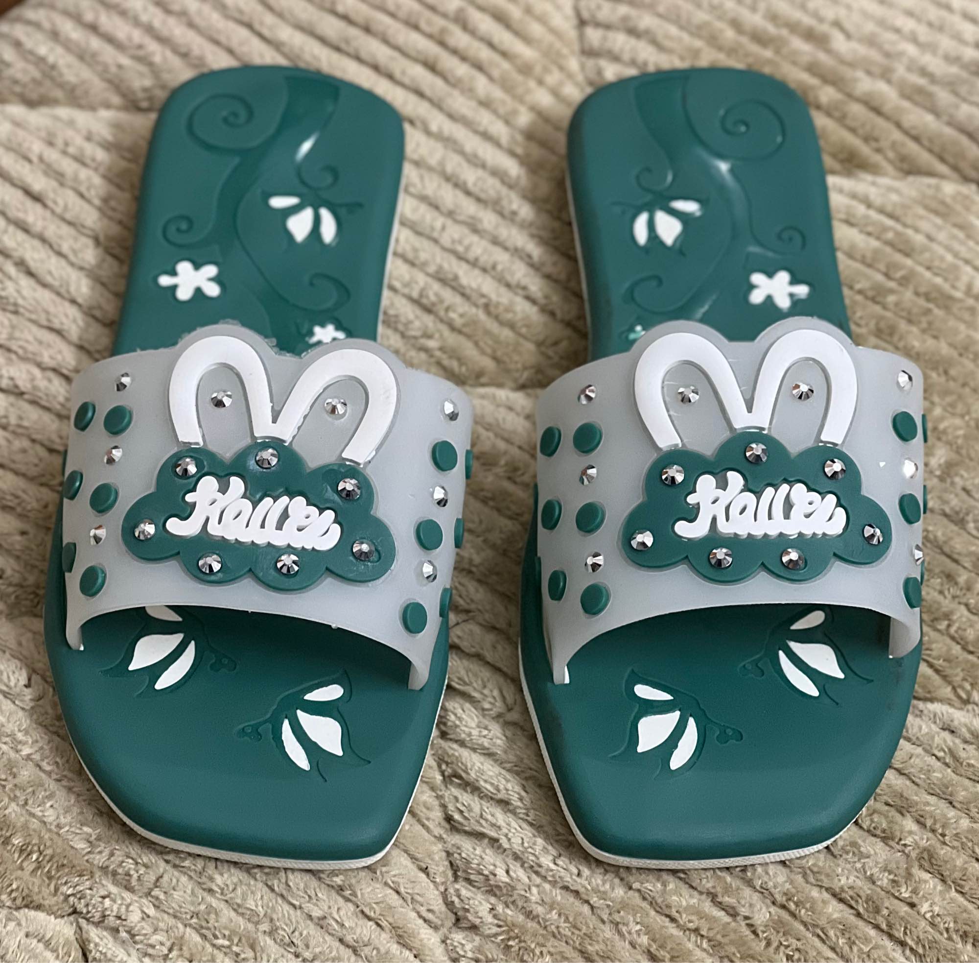 Picture of New Fashionable Design Flat Slippers Sandals for Girls & Women