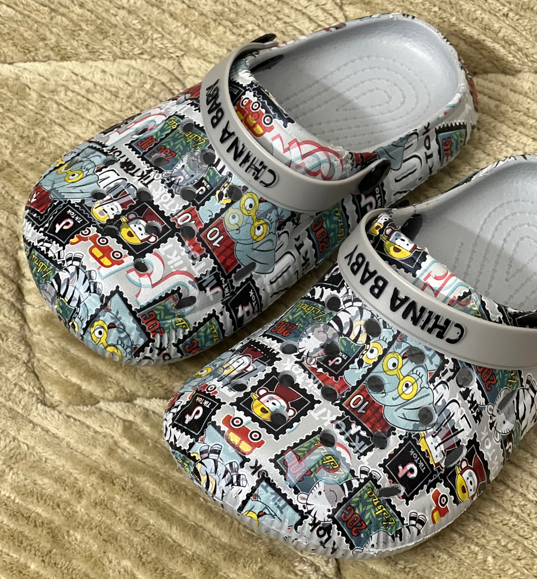 Picture of New Kids Garden Clogs Boys Girls Non-Slip Lightweight Cartoon Sticker Printed Children Beach Water Crocs