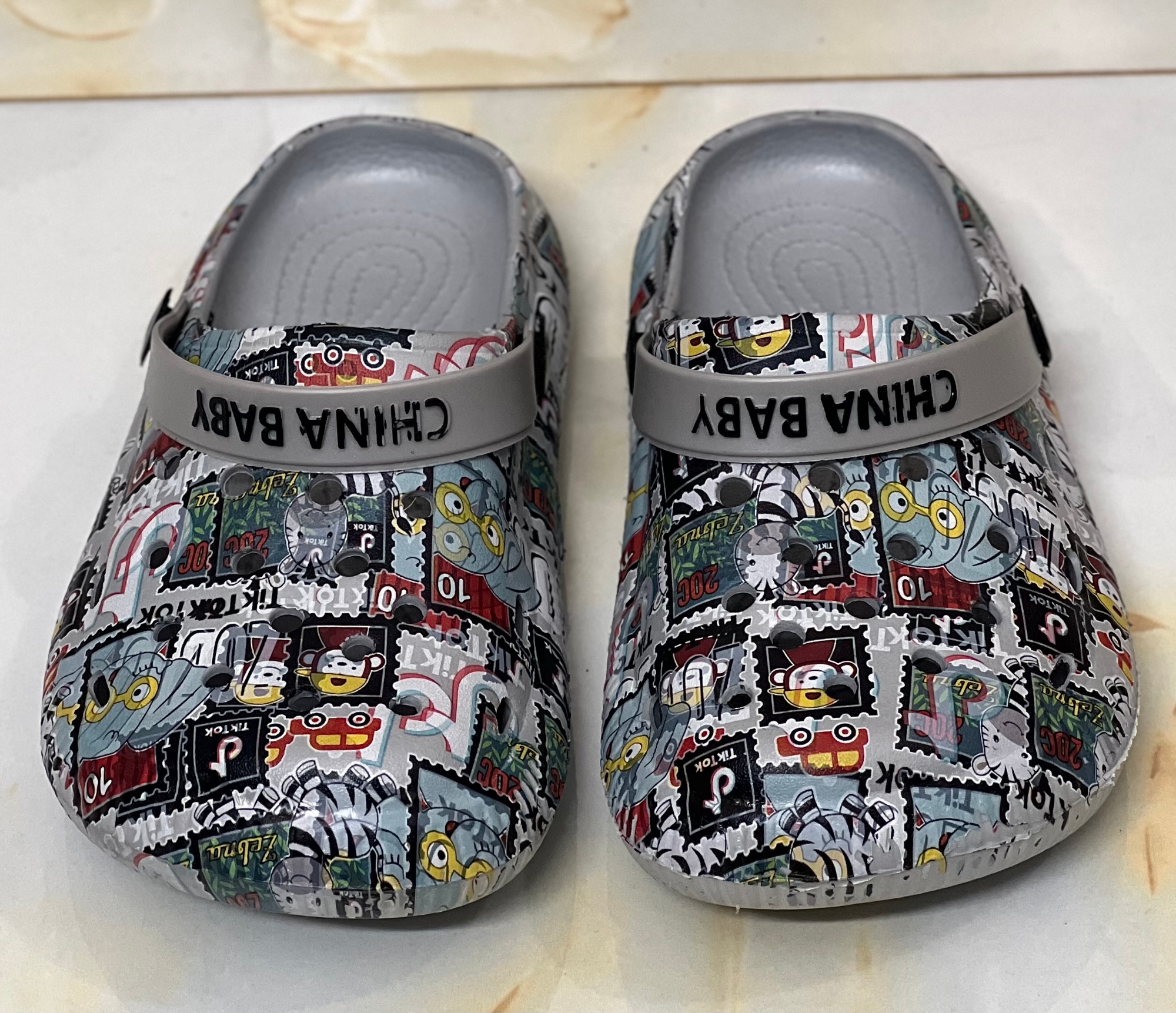 Picture of New Kids Garden Clogs Boys Girls Non-Slip Lightweight Cartoon Sticker Printed Children Beach Water Crocs