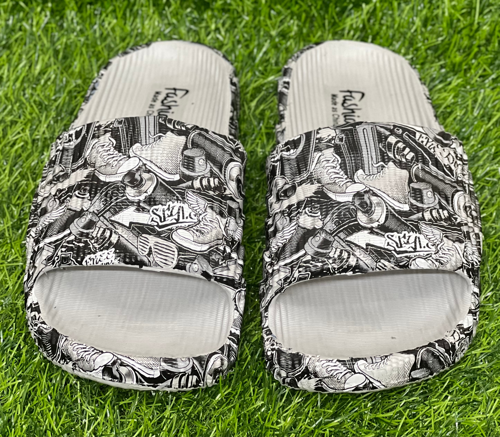 Picture of New Super Trendy  Fashionable Artwork Non-Removable Printed Textured Slip-on Slides Sandals