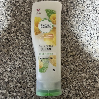 Picture of International France Product herbal Essences Daily Detox Clean For all Hair Types Conditioner used for male/female 400 Ml