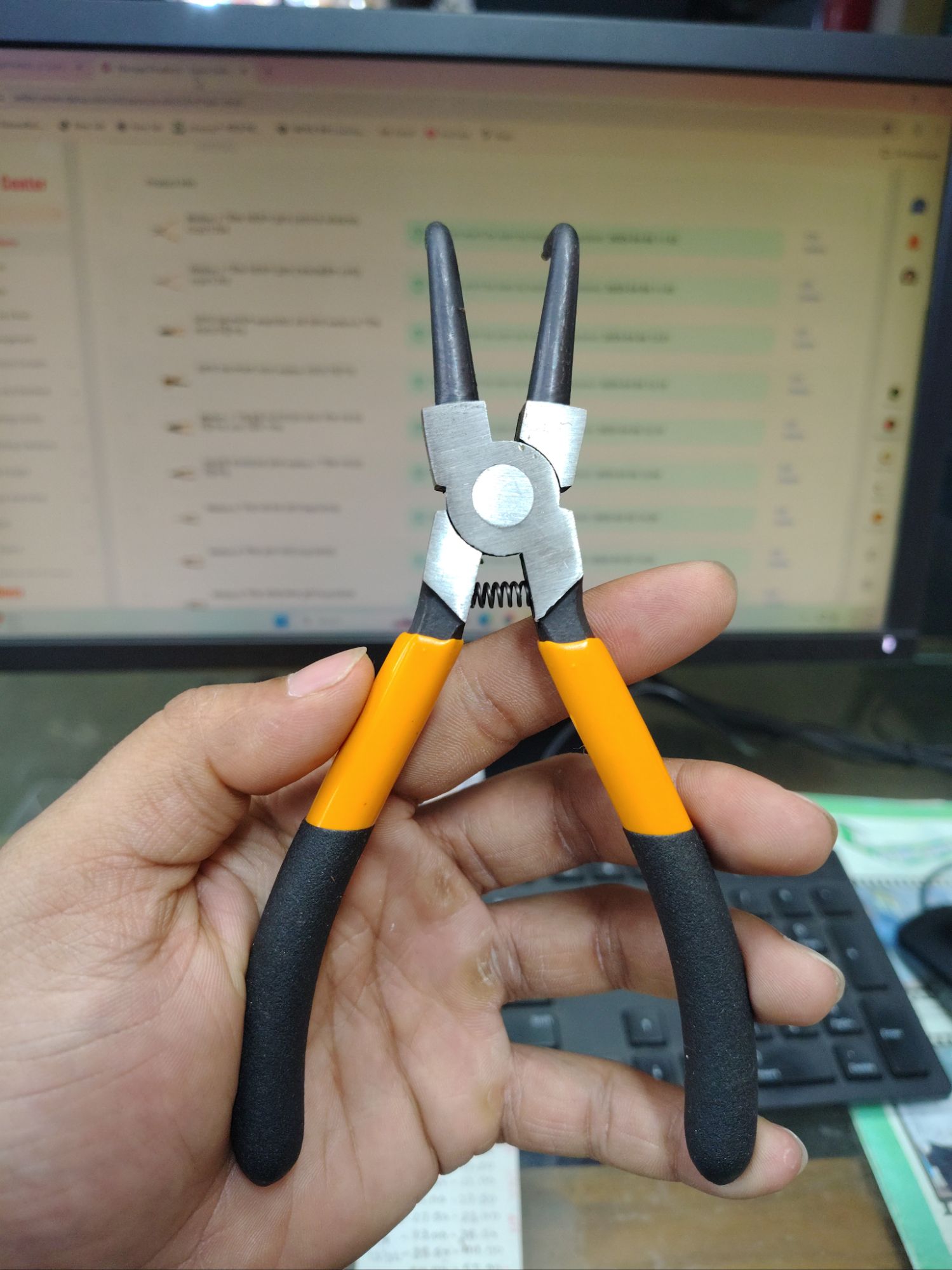 Picture of 🔧 WELLOO 7-Inch Internal Bent Circlip Pliers | Heavy Duty Snap Ring Plier Hand Tool – CCP21703