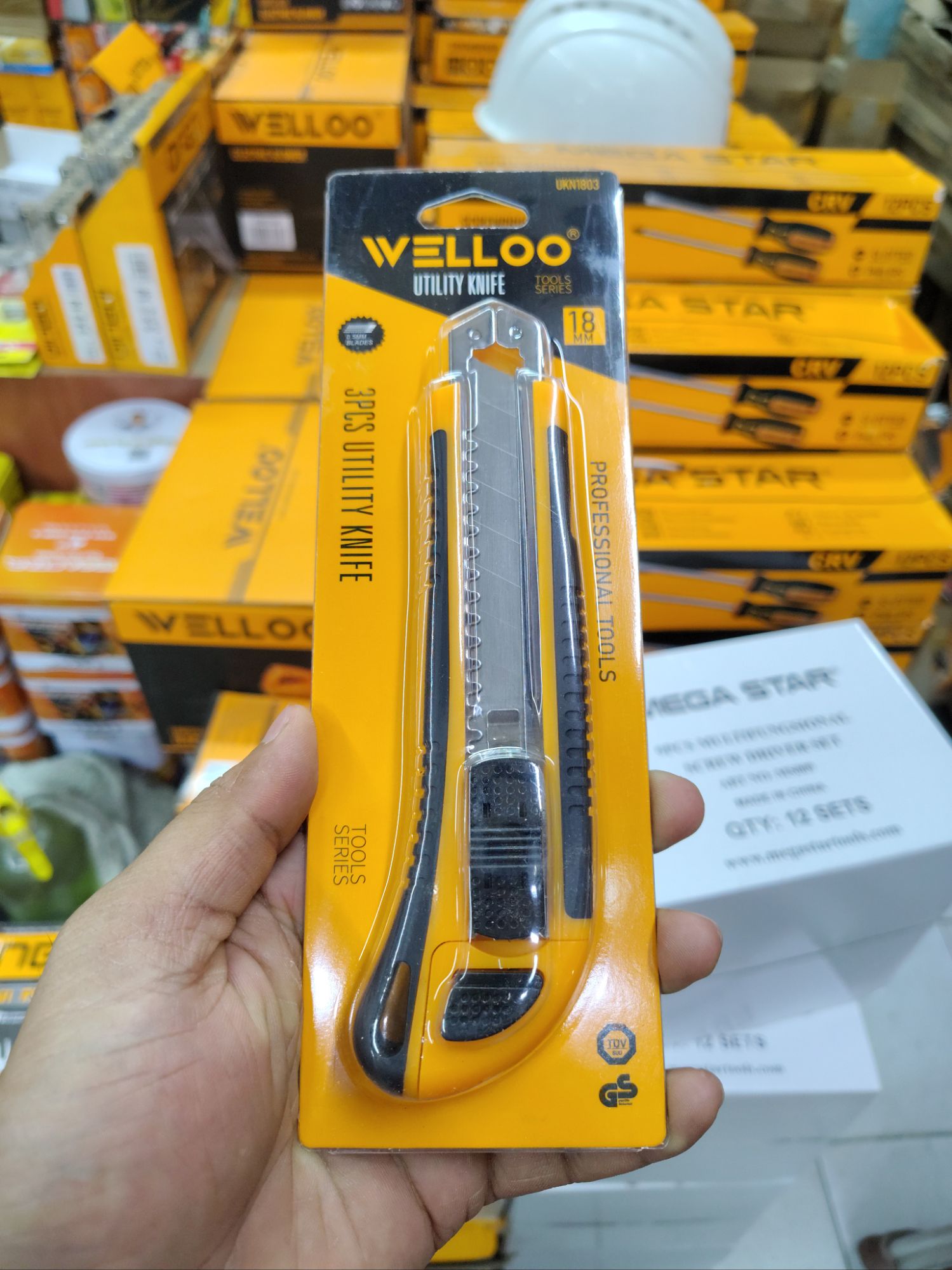 Picture of WELLOO Utility Cutter Foldable NT Cutter with 3 Blades – UKN1803 🔪🛠️📦