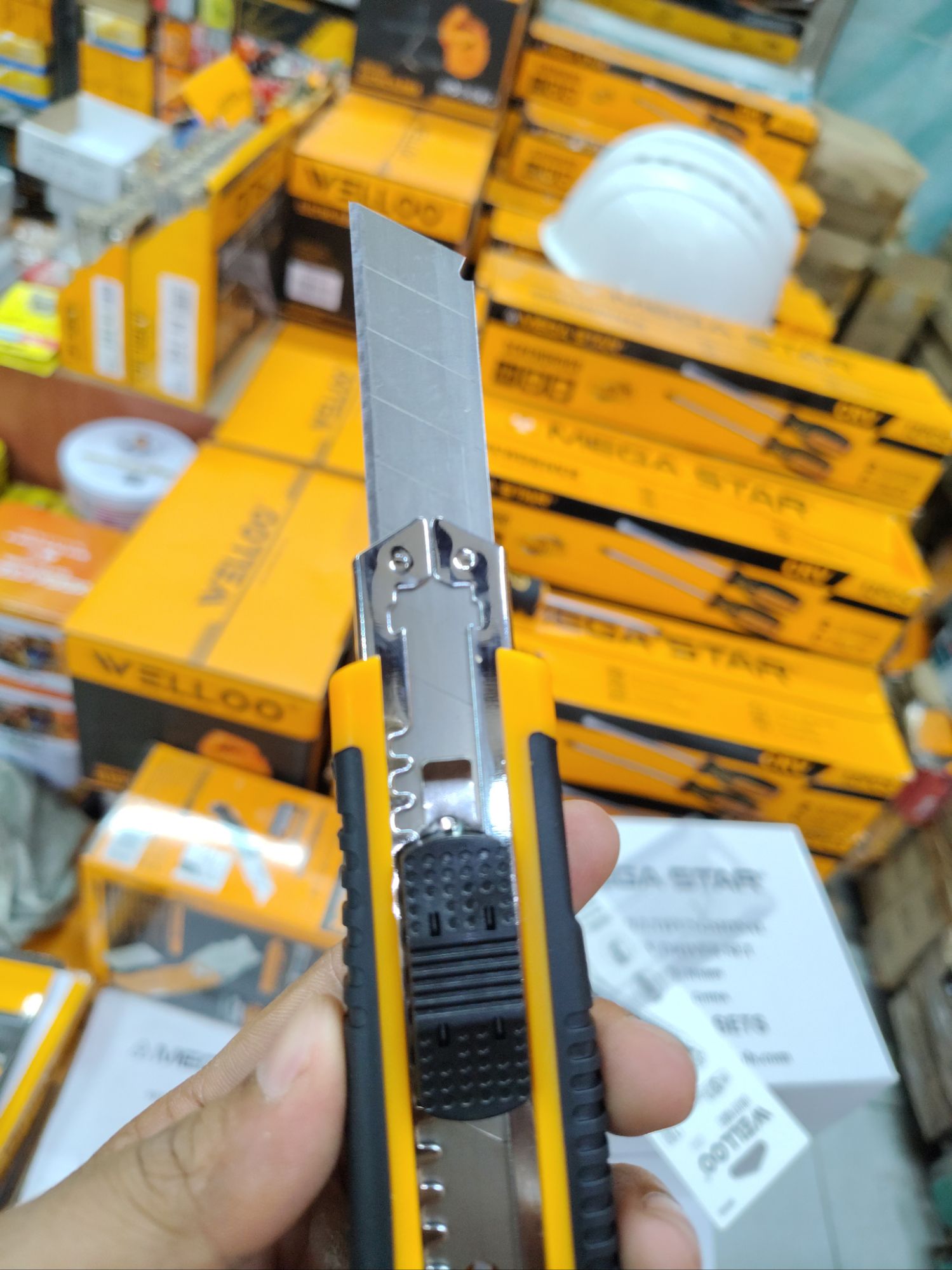 Picture of WELLOO Utility Cutter Foldable NT Cutter with 3 Blades – UKN1803 🔪🛠️📦