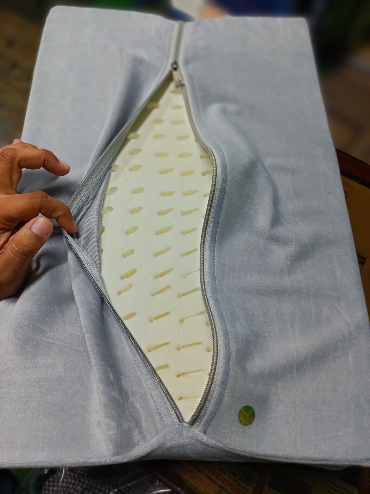 Picture of UM Cervical Contoured Pillow (B-06) Regular