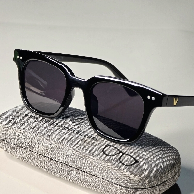 Picture of Tandy V Shade Round Shape Sunglass For Man