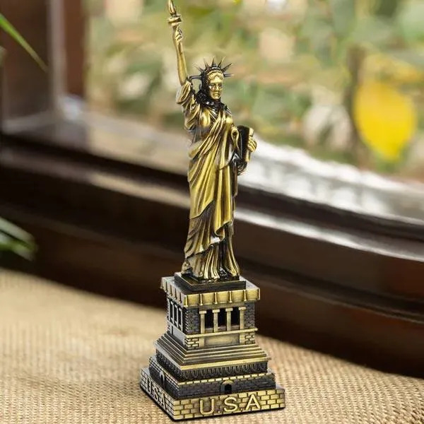 Picture of Premium Metal Statue of Liberty Showpiece for Home Décor – Ideal Gift, High-Quality Chinese Import | Elegant Metal Statue of Liberty Showpiece – Perfect Imported Gift for Home Decorations, Made in China | Stunning Metal Showpiece for Gift – Ideal Decor