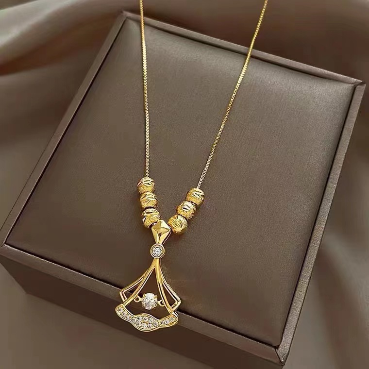 Picture of High Quality Ball & Ginkgo Leaf pendant Shape Comb Necklace for Women and Girls, Gold Plated Titanium Chain