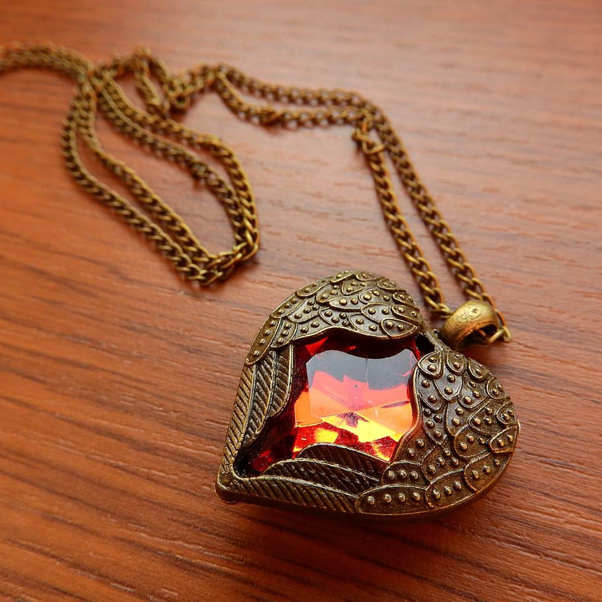 Picture of Retro Simple Heart-shaped Crystal Wing Pendant Charm Girl Garnet Red Zircon Bronze Color Necklace Elegant Lady Nightclub Jewelry