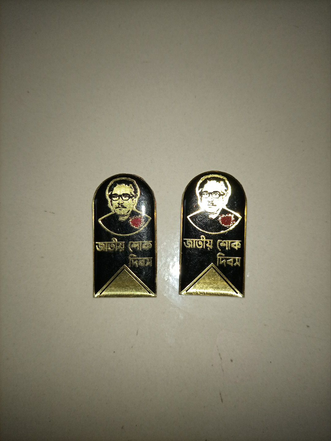 Picture of Gold Mujib Shook Debos Coat Pin with Silica Gel (01 pcs)