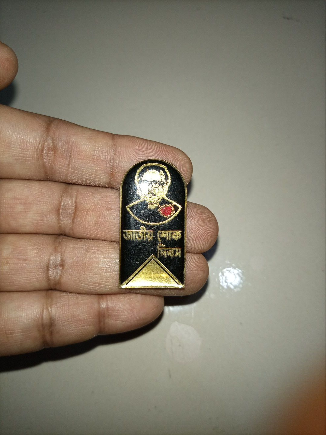 Picture of Gold Mujib Shook Debos Coat Pin with Silica Gel (01 pcs)