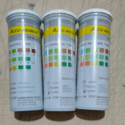 Picture of URIC 3V URINE TEST STRIPS PACK OF 100 STRIPS (1box)