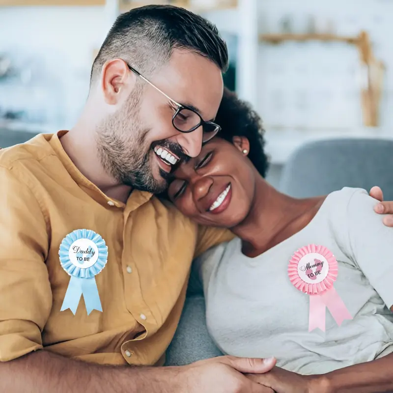 Mom To Be & Dad To Be Baby Shower Badge Pin- Mom & Dad Sash Badge Style Pin for Baby Shower Party Decor (Pack of 1 Pcs)