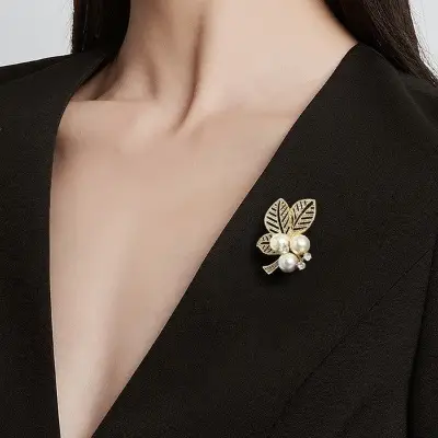 Picture of Pearl Anti-light Suit Fashion Atmospheric Brooch Pin Flower Sen Personality