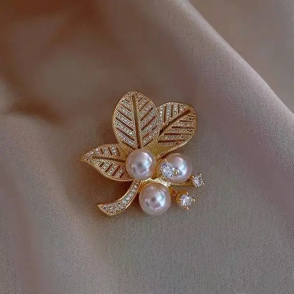 Picture of Pearl Anti-light Suit Fashion Atmospheric Brooch Pin Flower Sen Personality