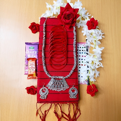 Picture of Red Saree Combo Gift Set (Valentine Special)