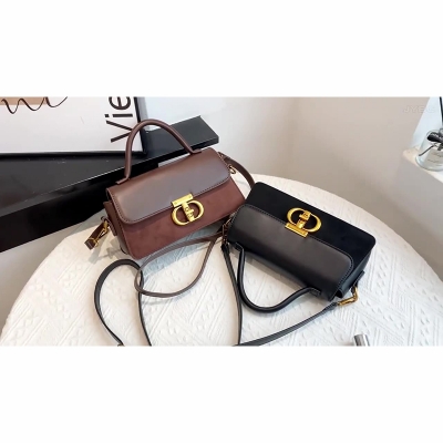 Picture of Luxury-Inspired Shoulder Bag with Iconic Gold Buckle