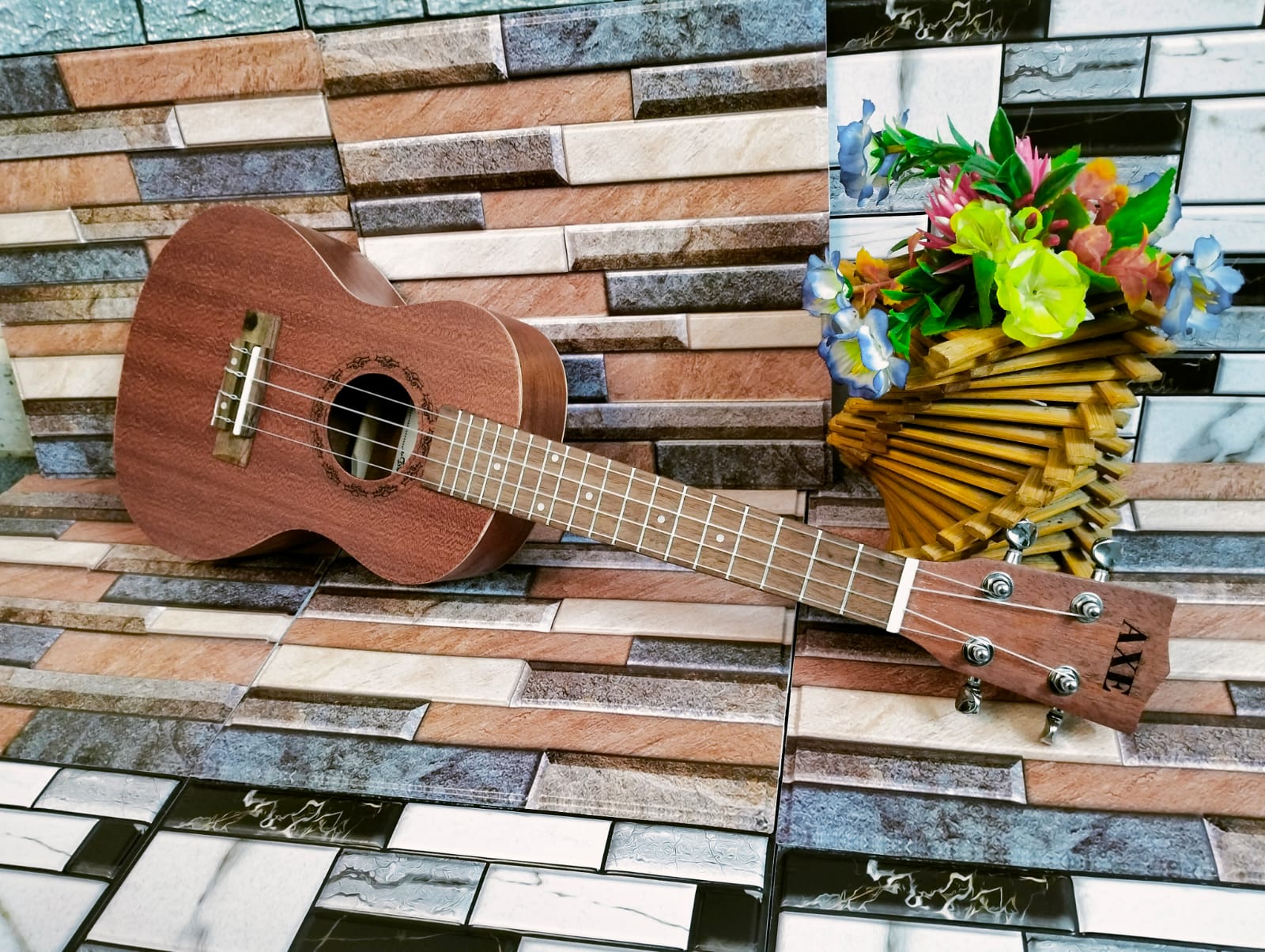 Picture of A.xe ukulele Concert Size 24 inc with bag , picks and belt