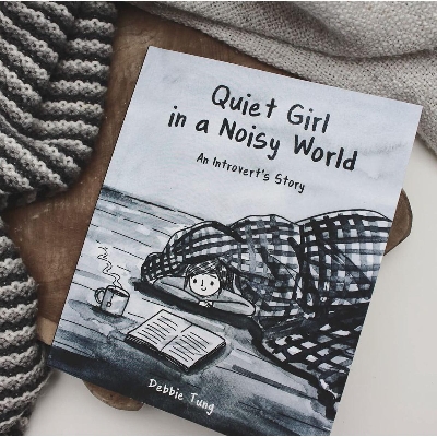 Picture of একটি কোলাহলপূর্ণ বিশ্বের শান্ত মেয়ে: একটি অন্তর্মুখী এর গল্পের