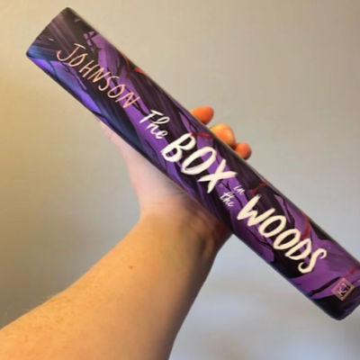 Picture of The Box in the Woods ( Truly Devious #4 ) ( Book by Maureen Johnson ) ( Premium Paper and Matte Cover ) Novel