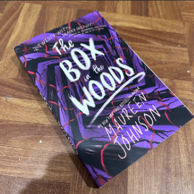 Picture of The Box in the Woods ( Truly Devious #4 ) ( Book by Maureen Johnson ) ( Premium Paper and Matte Cover ) Novel